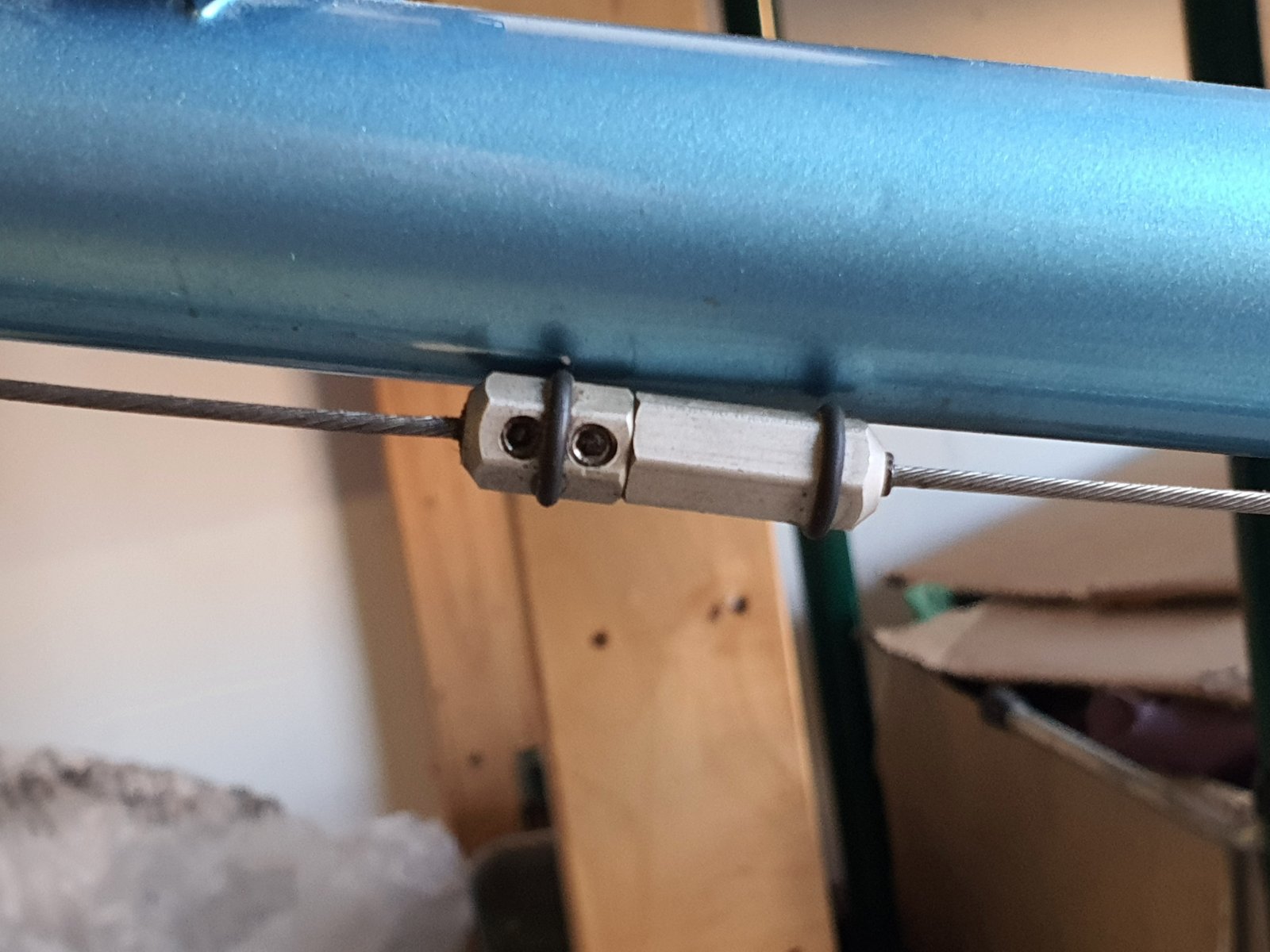 Serre-cable vissé