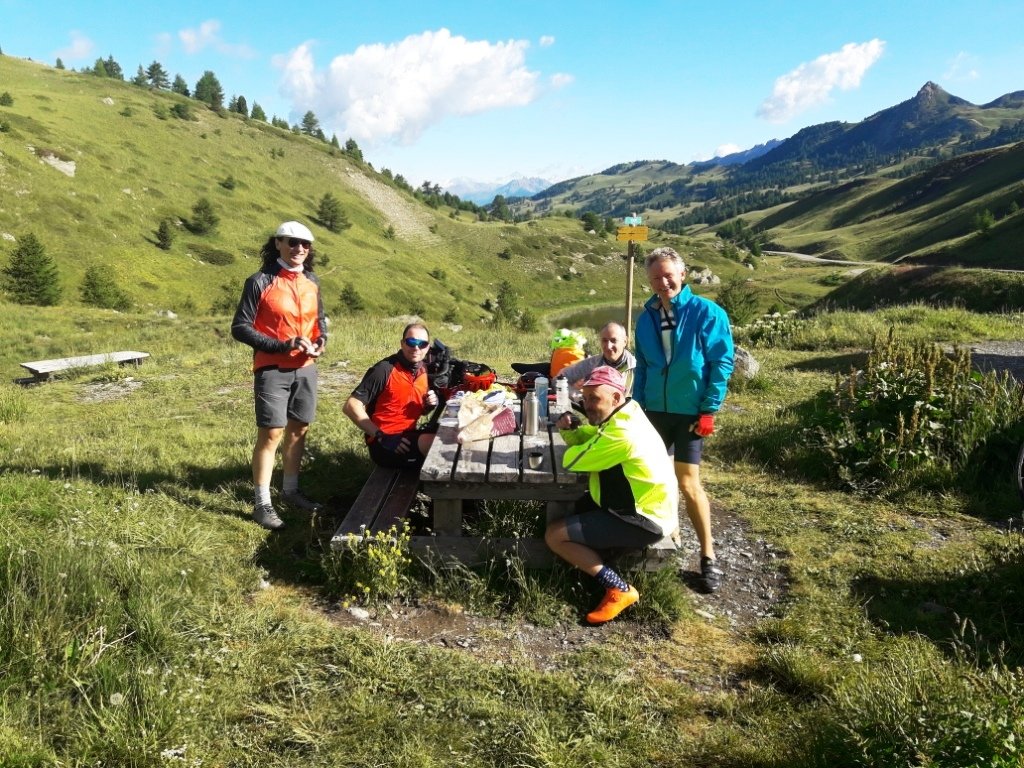 Col de Vars. "Nos Cinq" Sept-Majorans, 8 juillet 2021 (à g debout : Maurice, assis : de g à dte Pierre, Joann, Jacques au fond. debout à dte : Vincent)