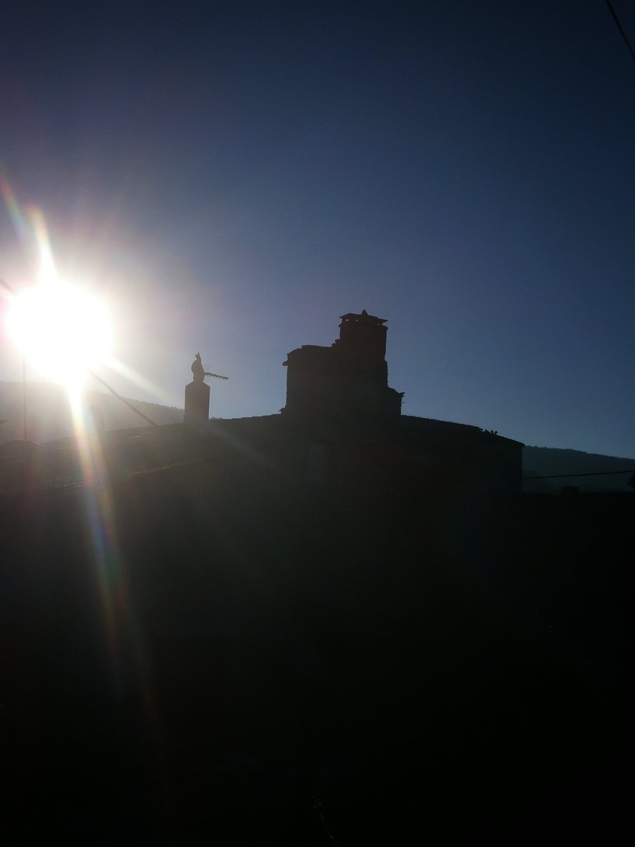 Le haut de la tour du château de Versols prend un air singulier au soleil couchant.