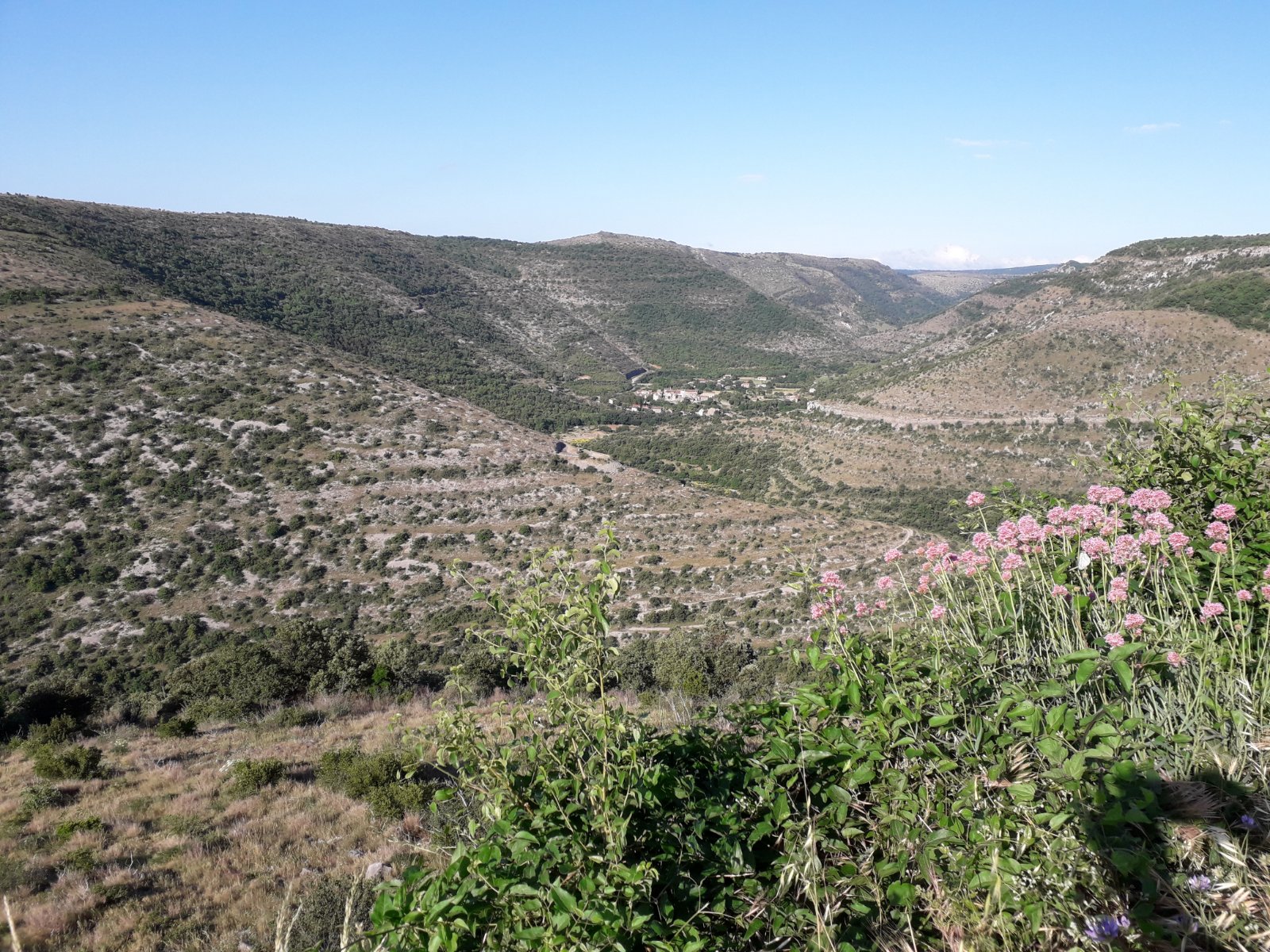 Dans la monté vers Blandas au-dessus du village de Vissec.
