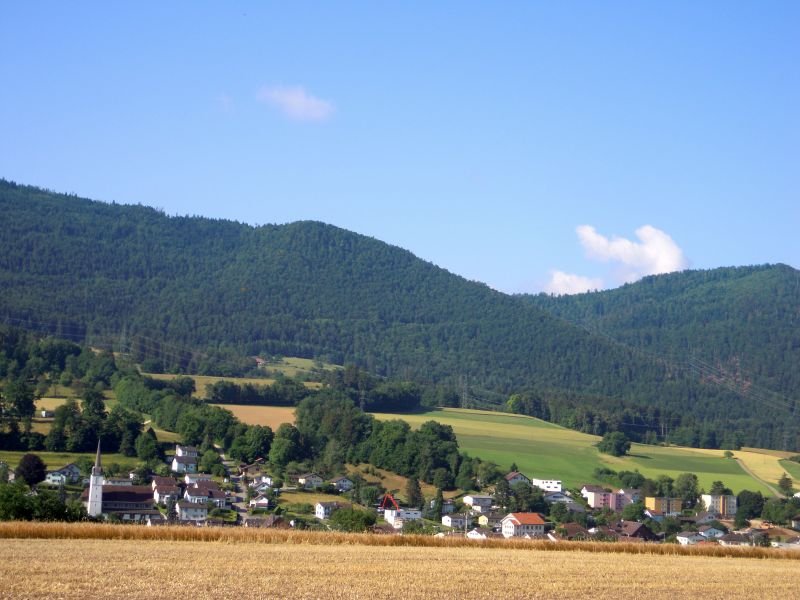 Au départ, vue sur le village de Courfaivre, dominé par le col de Soulce