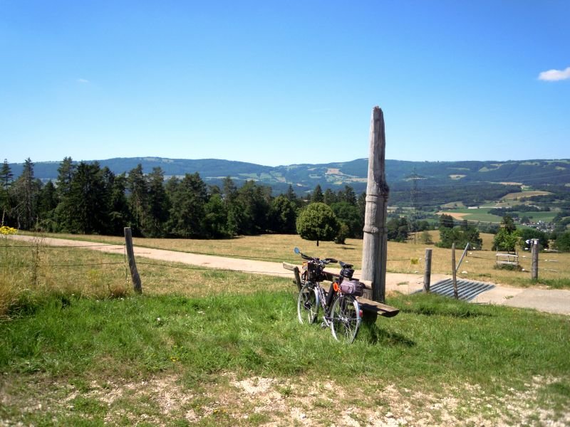 A mi-hauteur, une clairière avec vue sur le col des Rangiers