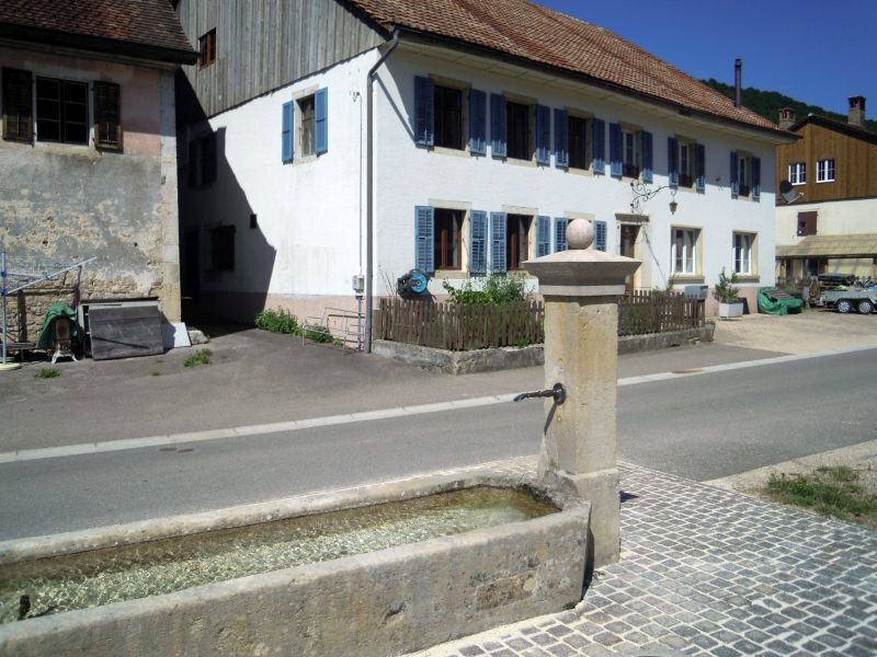 Maison ancienne et fontaine