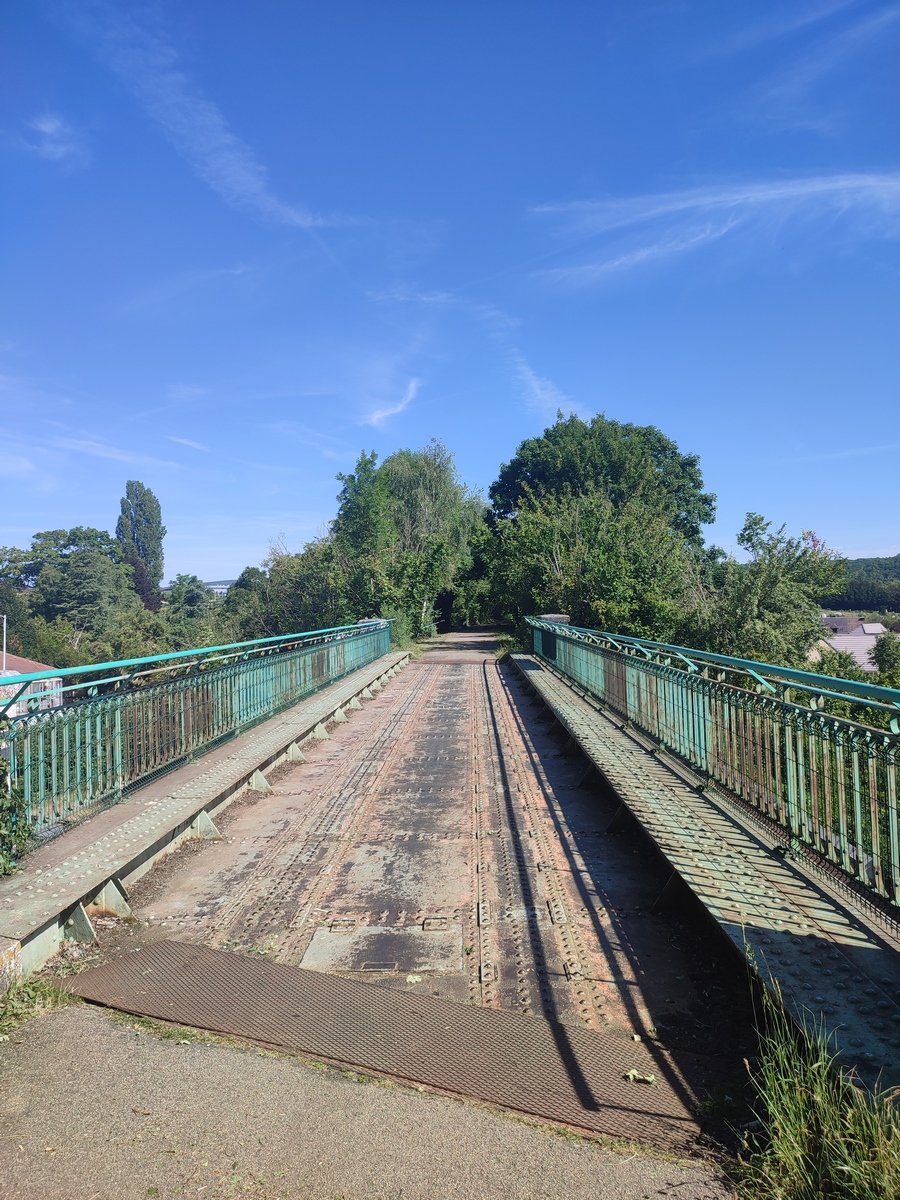 Pont sur l'ancienne voie ferrée devenue voie verte.