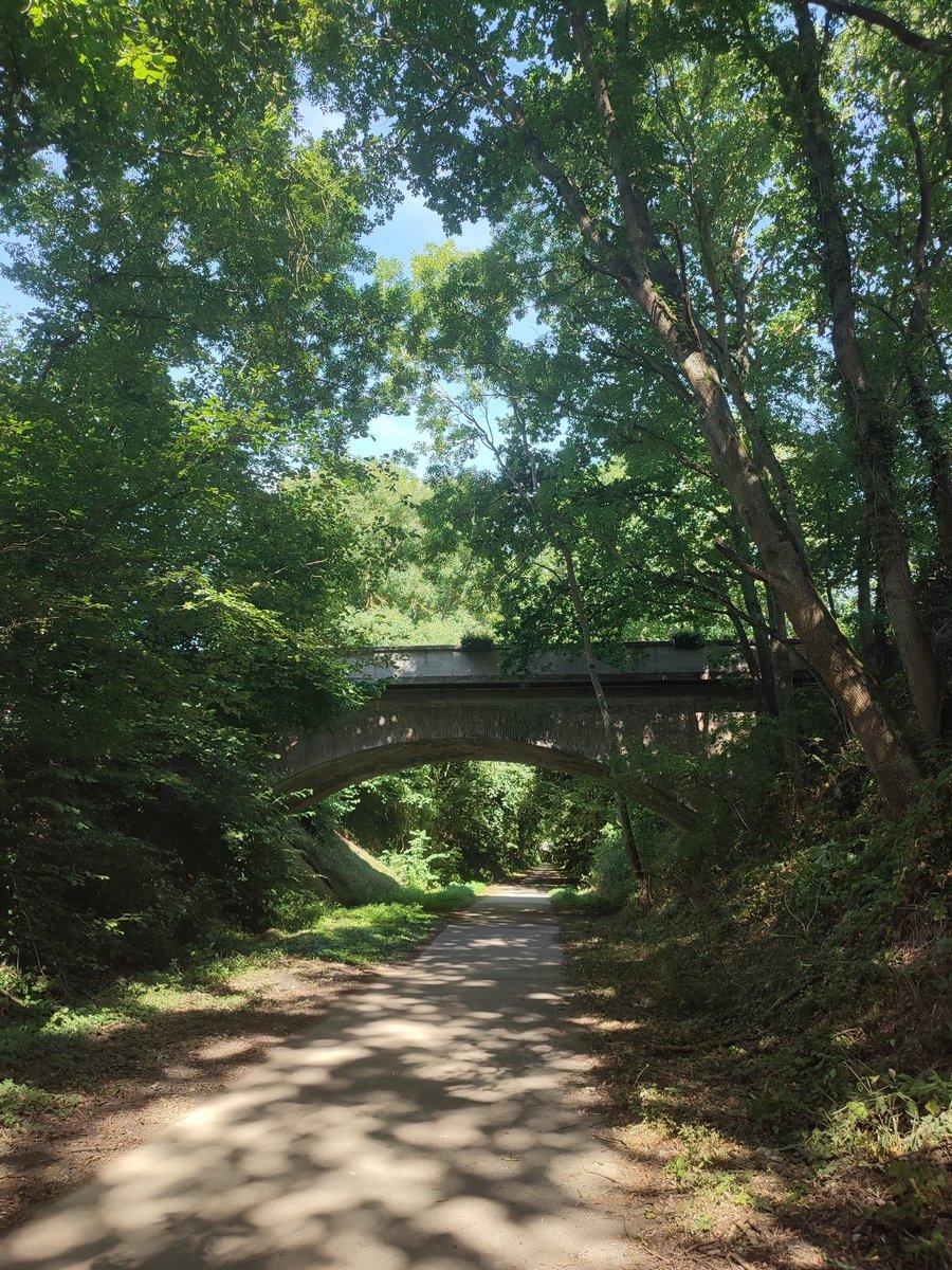 La voie verte passe sous quelques ponts.