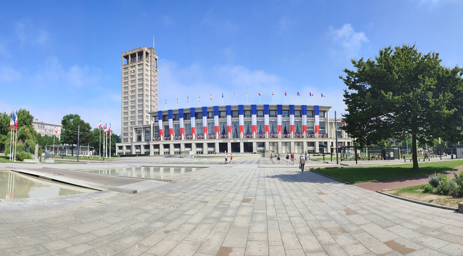 Hôtel de Ville du Havre au couleurs de la fête nationale.