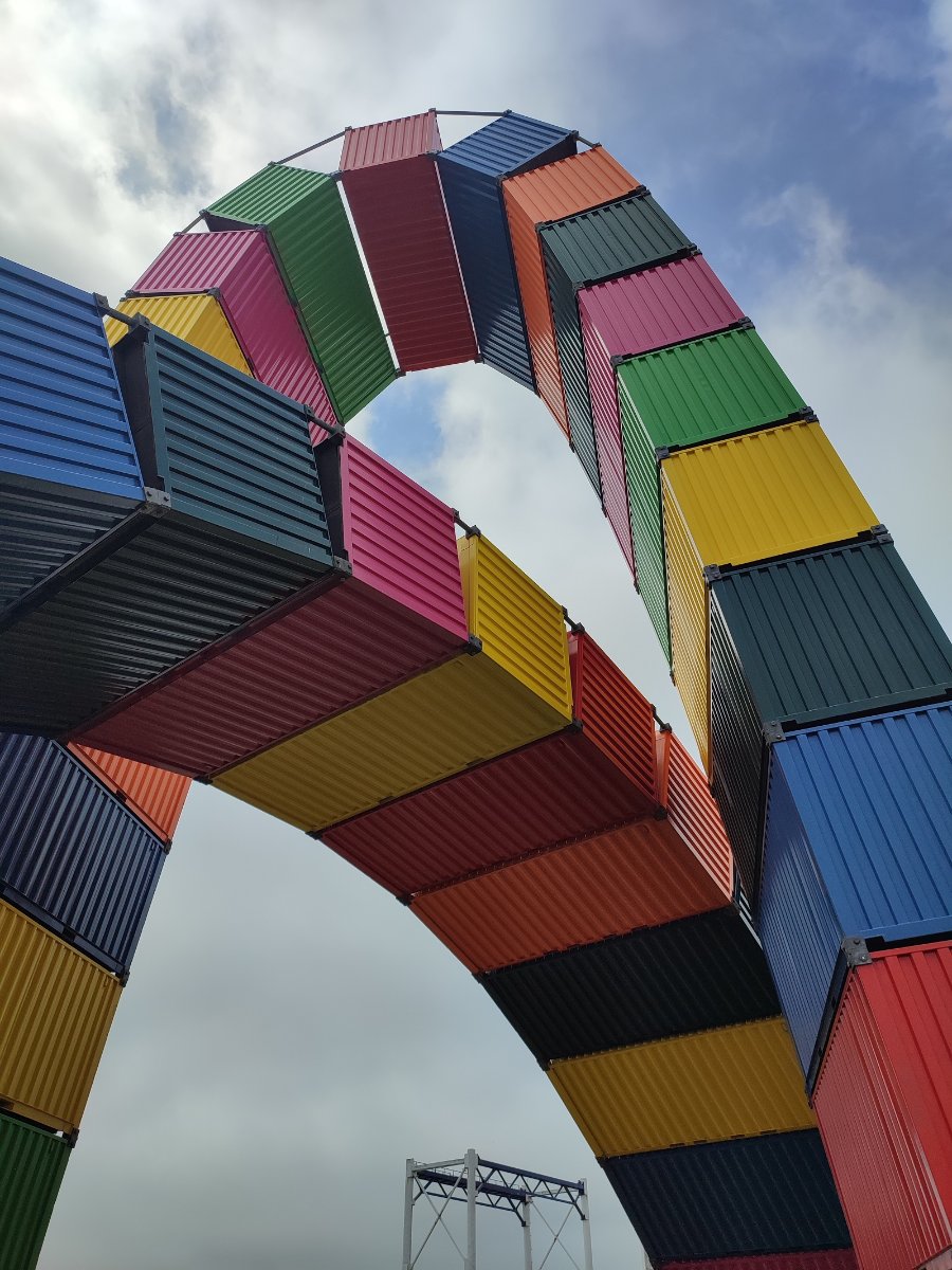 L'arche de containers multicolores.