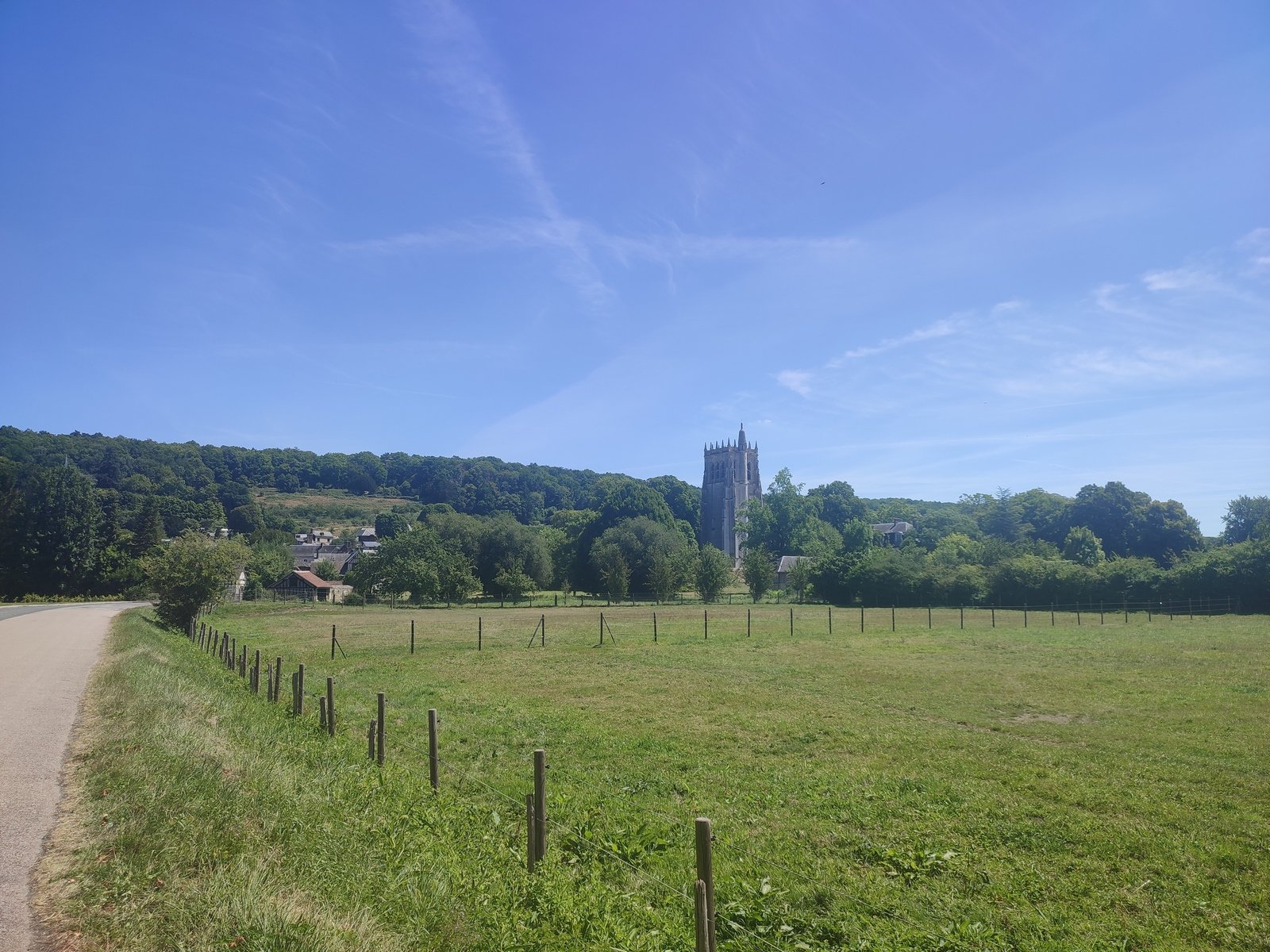 Le Bec-Hellouin, l'un des plus beaux villages de France, et son abbaye.