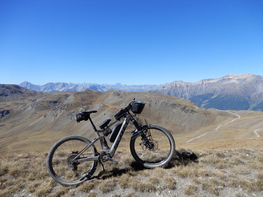 En face, plus bas : Colle dell Assietta