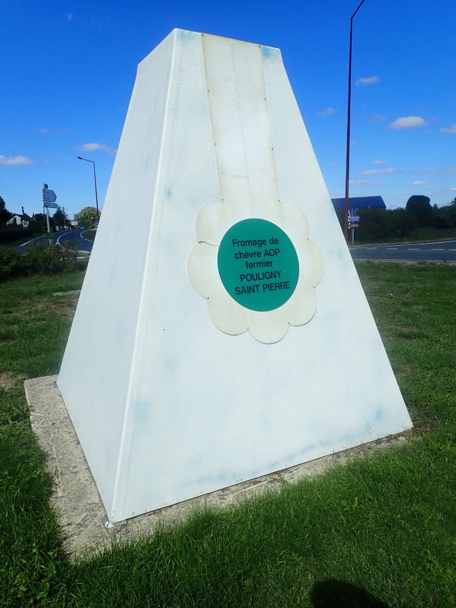 Rond-point fromager à Pouligny St-Pierre.jpg