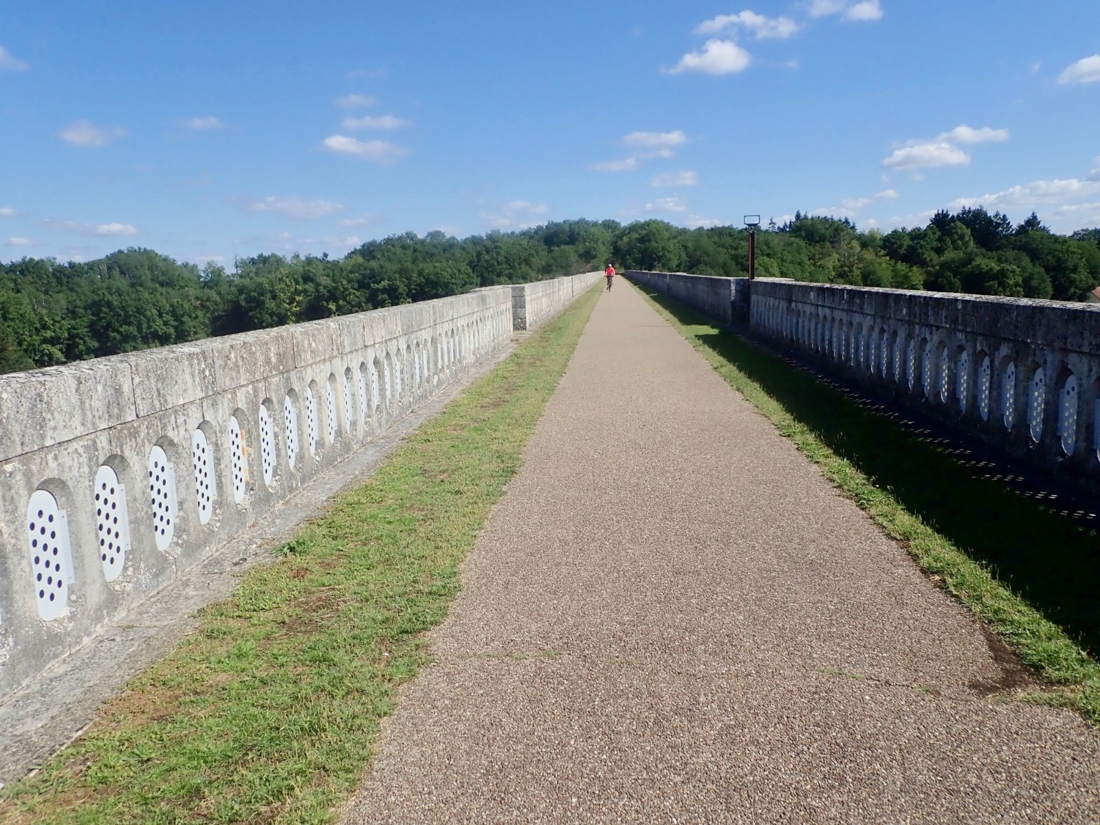 Le Blanc -le pont cyclable sur la Creuse.jpg