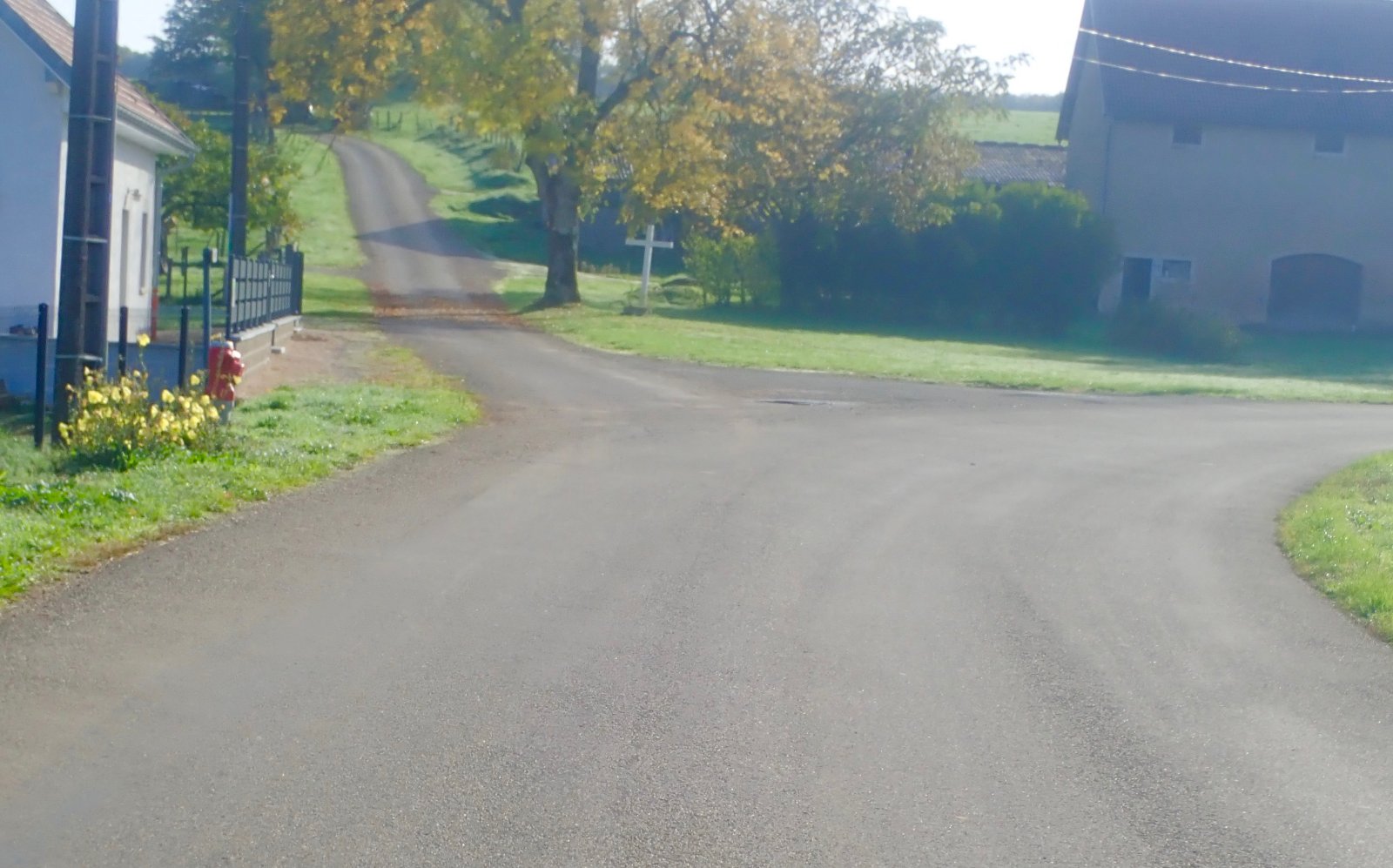 le chemin goudronné à gauche.jpg