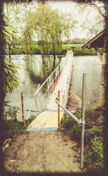 Pont flottant sur le Loir
