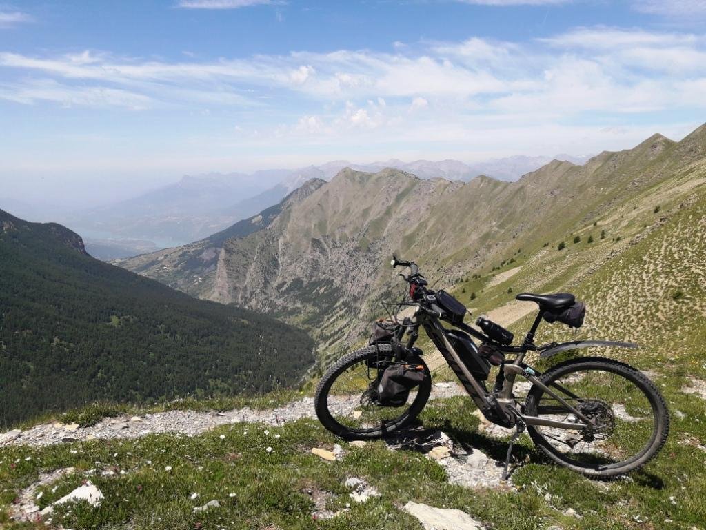 Col de Girabeau 2509 m. En bas à gauche : Lac de Serre-Ponçon et ma maison, dans les brumes !