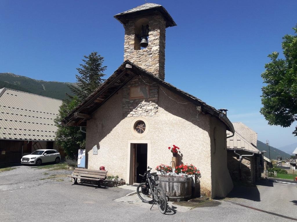 Remplissage des bidons à La Chalp de Crévoux