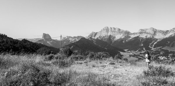On aperçois le MontAiguille, puis le Grand Veymond et Gresse en contrebas des falaises Est du plateau du Vercors