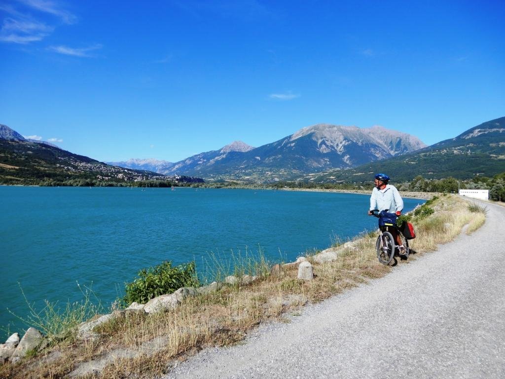Le long de la digue de Serre-Ponçon
