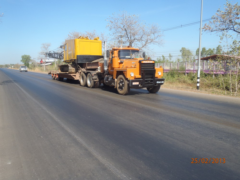P2250150_convoi_exeptionnel_mack.jpg