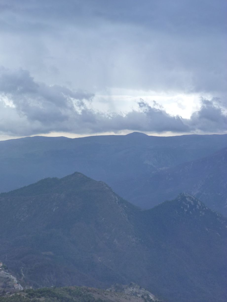 oui,bon, ben la Corse, ce sera pour une autre fois, le tout c'est de tenter d'échapper à la pluie maintenant  !