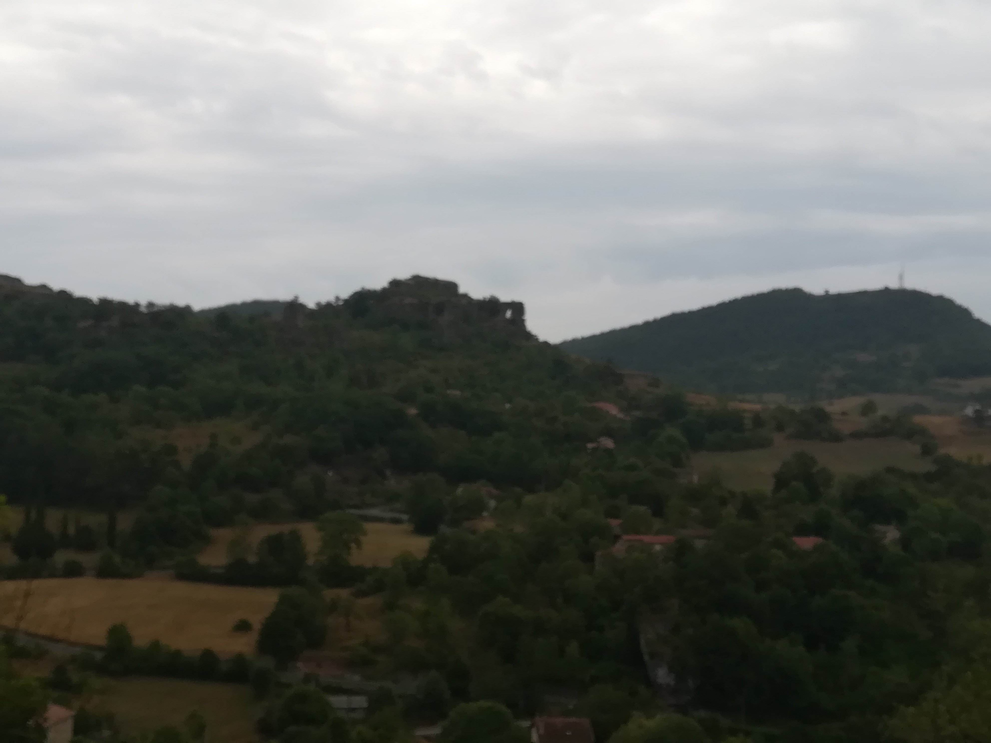 Le rocher de Caylus où il ne reste quasiment rien du château féodal de la famille Caylus.