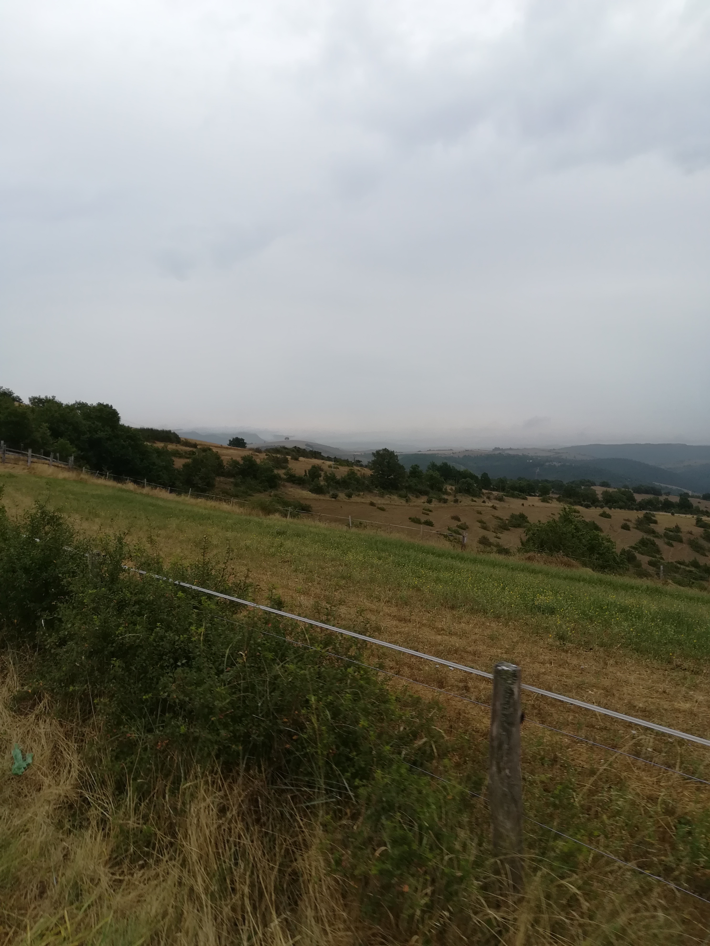 La vallée de la Sorgues sous le crachin.
