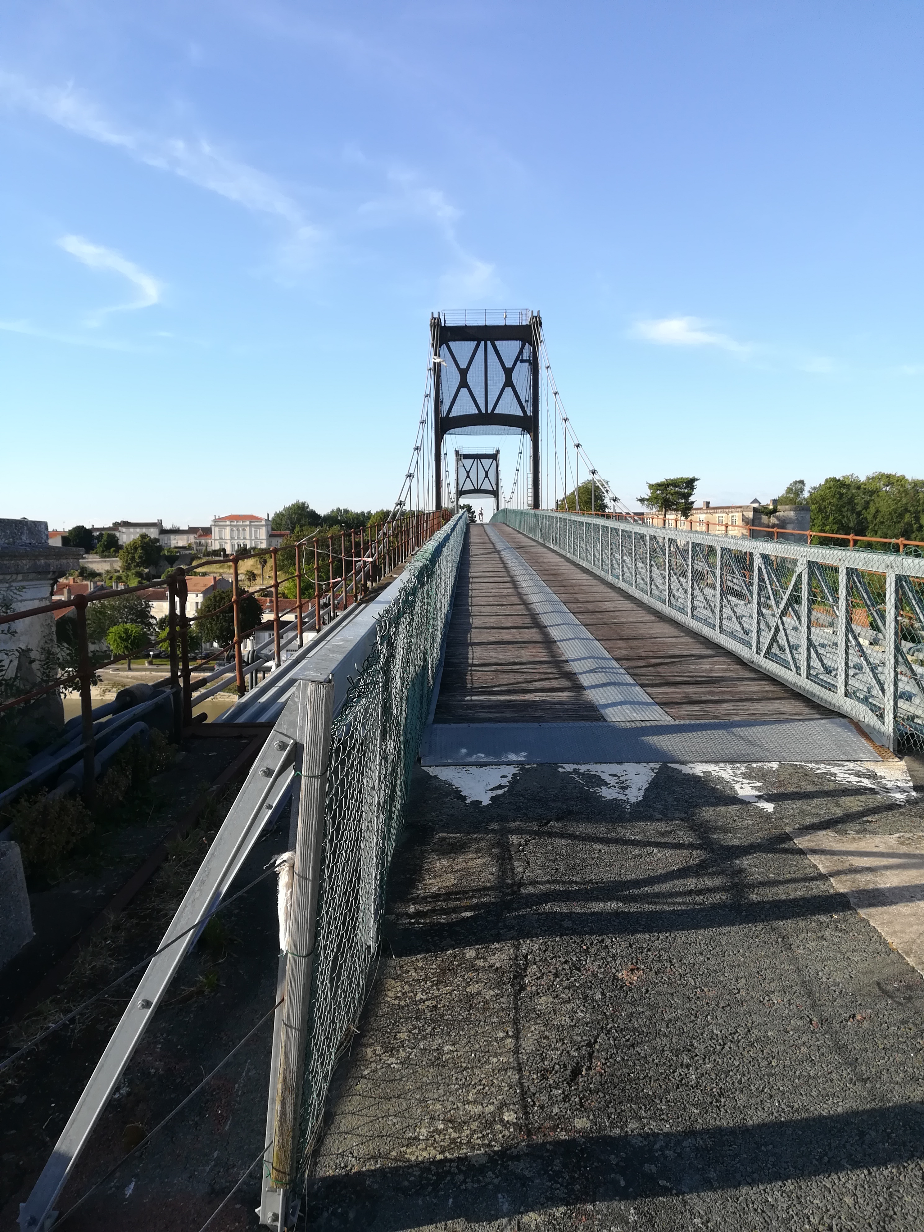 Franchissement de la Charente sur un vénérable pont suspendu
