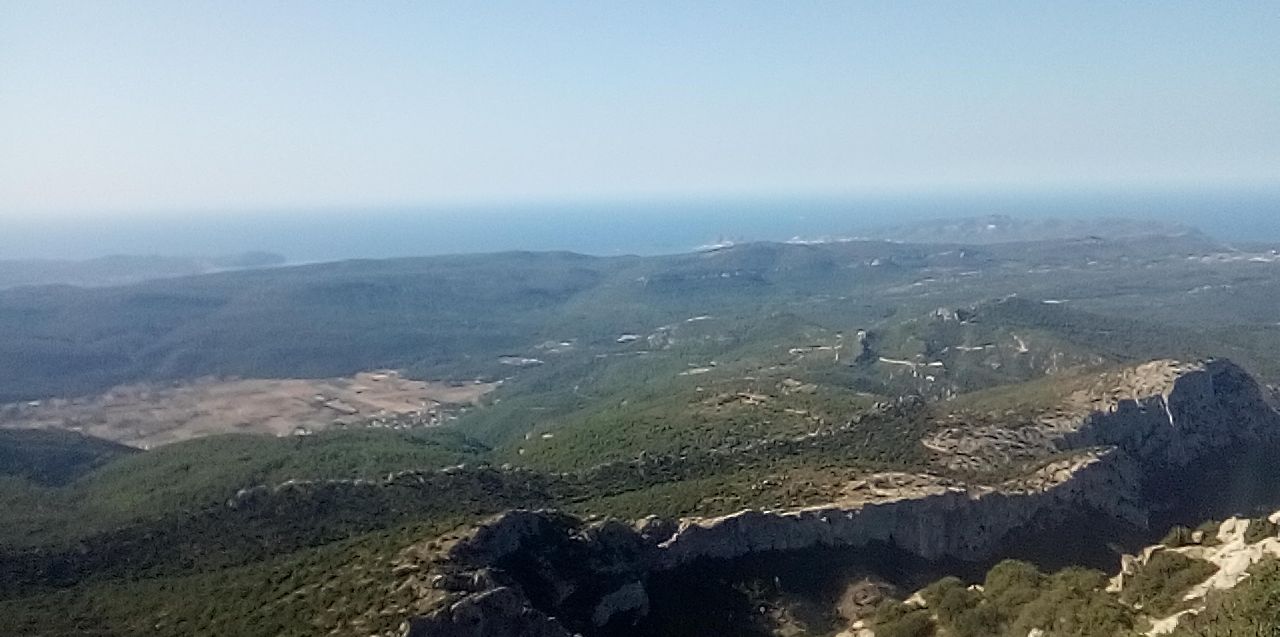 Vue du sommet de pic de Bertagne vers la mer.