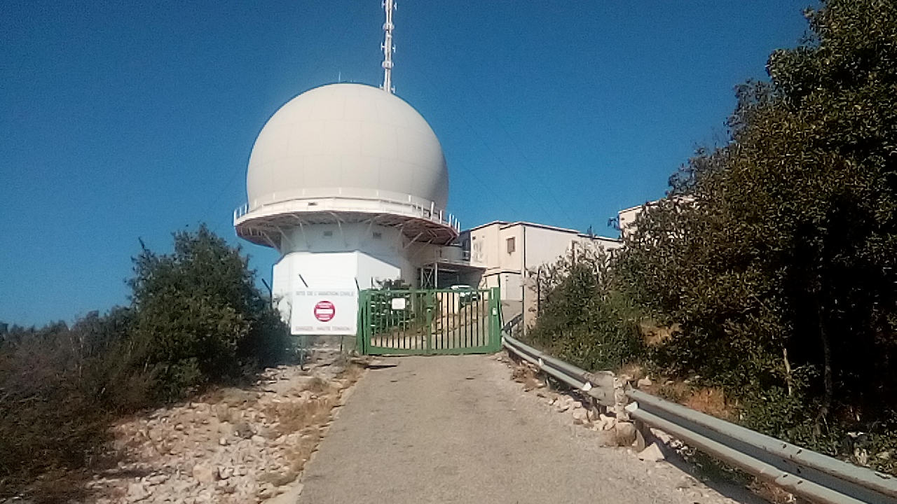 Le radôme de Bertagne. Visible de Marseille.
