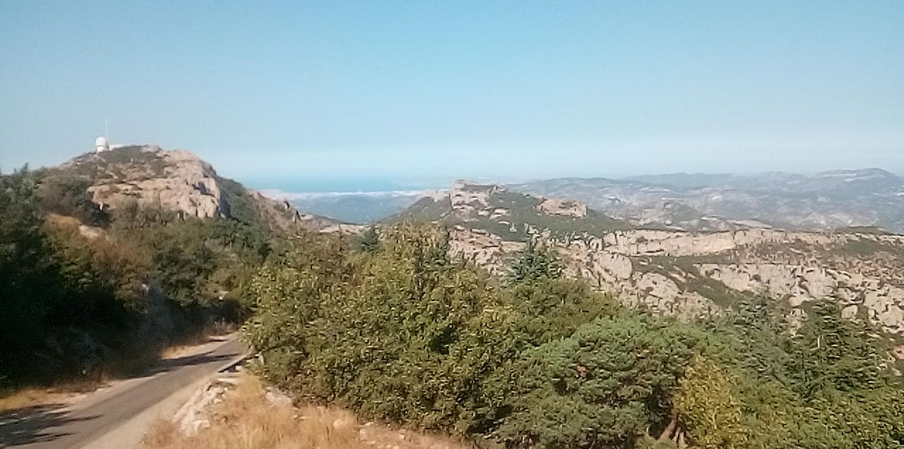 Au fond, Marseille. Début de la descente.