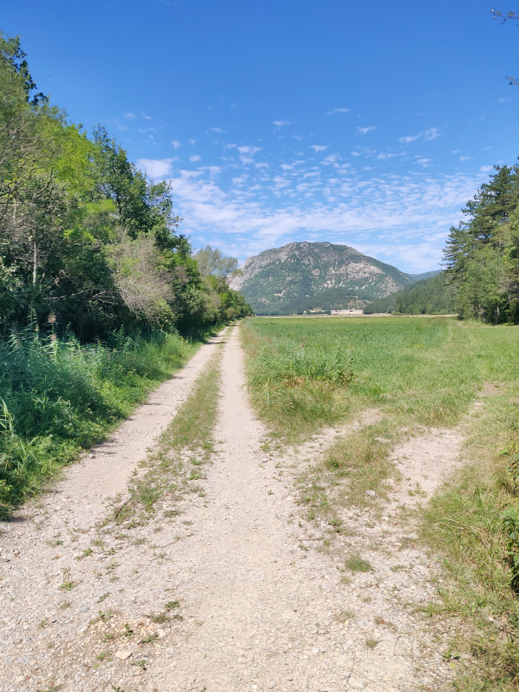Piste parallèle à la route avec le prémices du Claps en fond