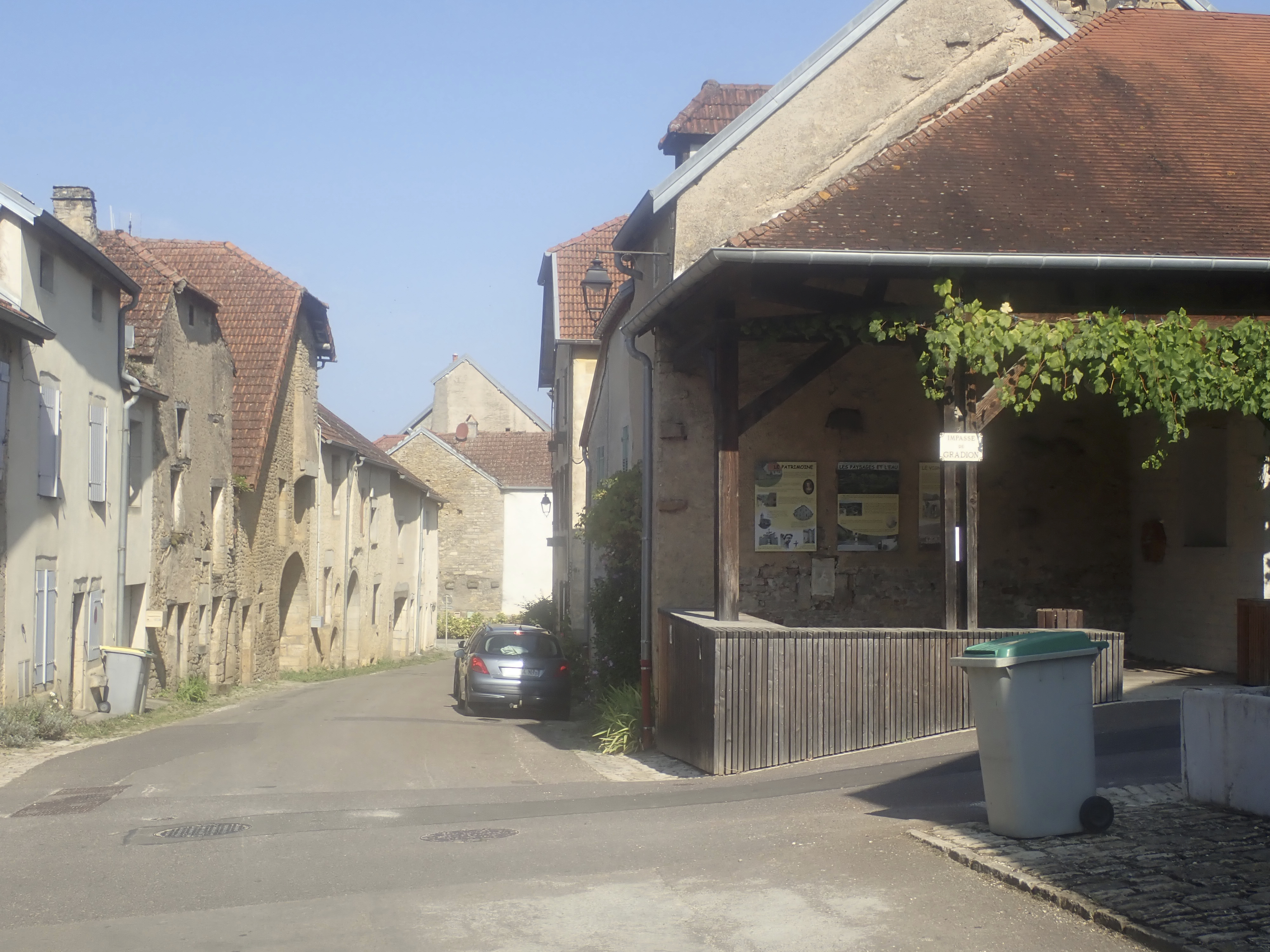 Chariez le centre - village.jpg