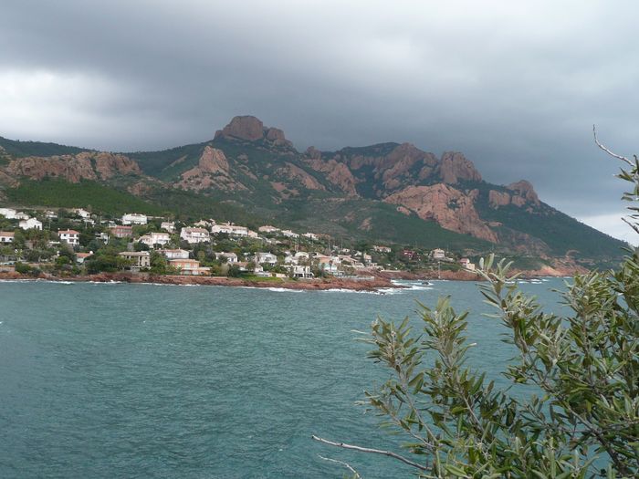 entre pic du cap Roux et Pic de l'Ours, çà commence à noircir sérieusement ...