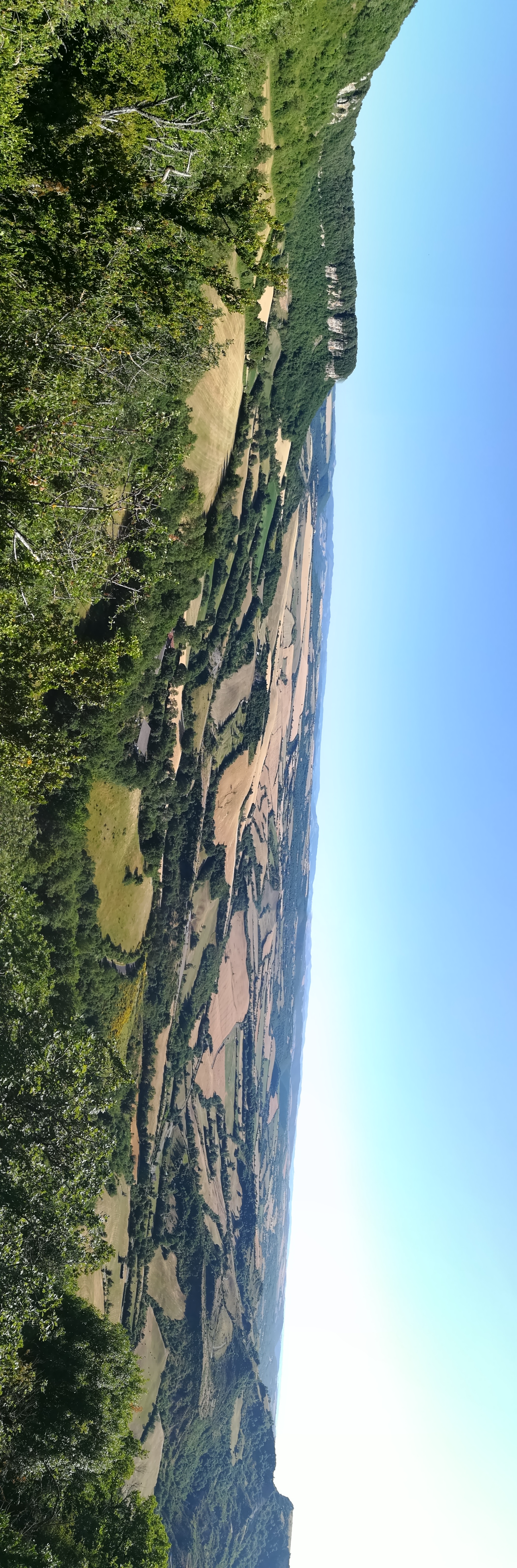 L'avant causse de St Jean d'Alcapies vu de la bordure du Larzac.