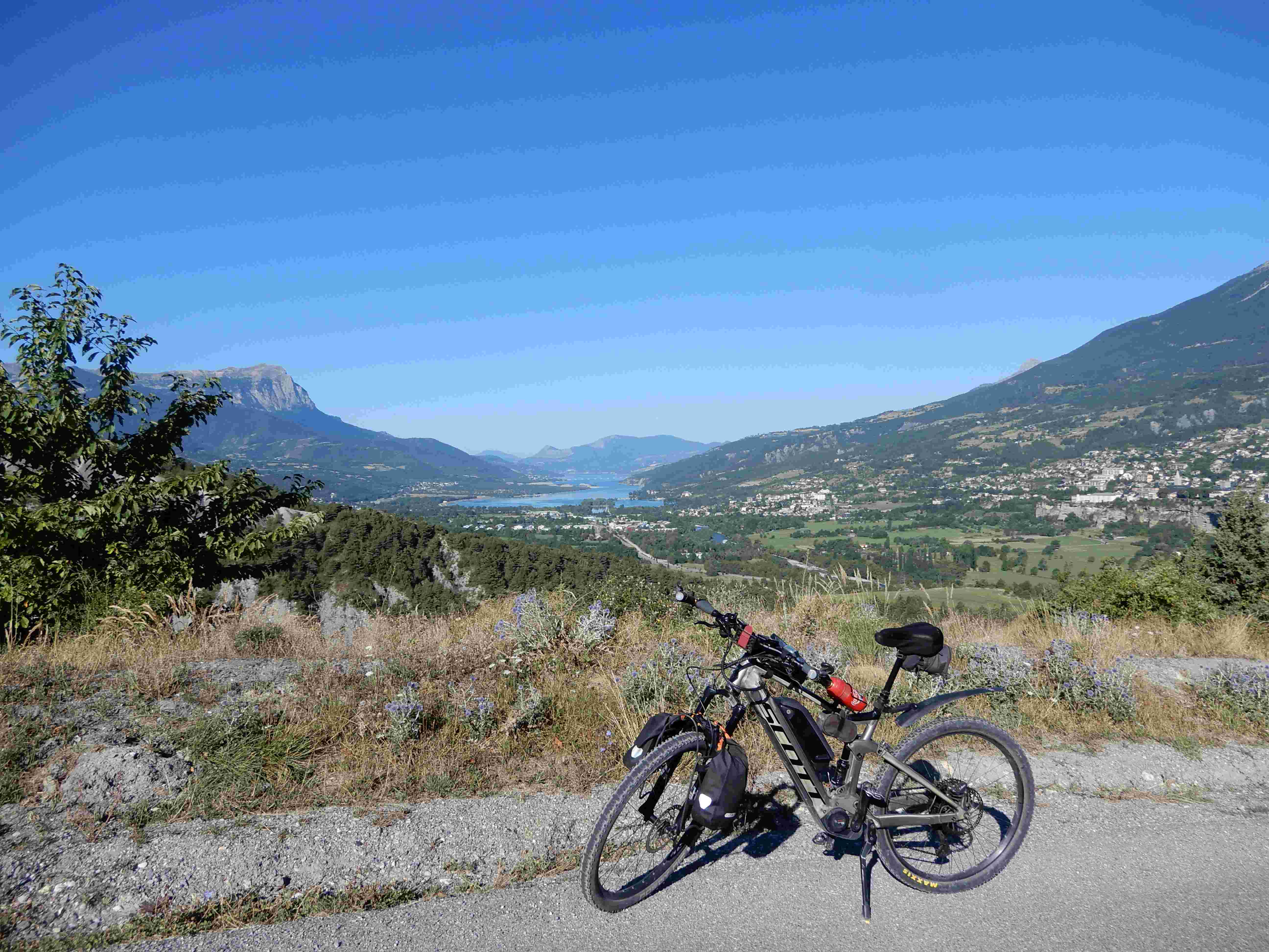 en bas : Serre-Ponçon et Embrun