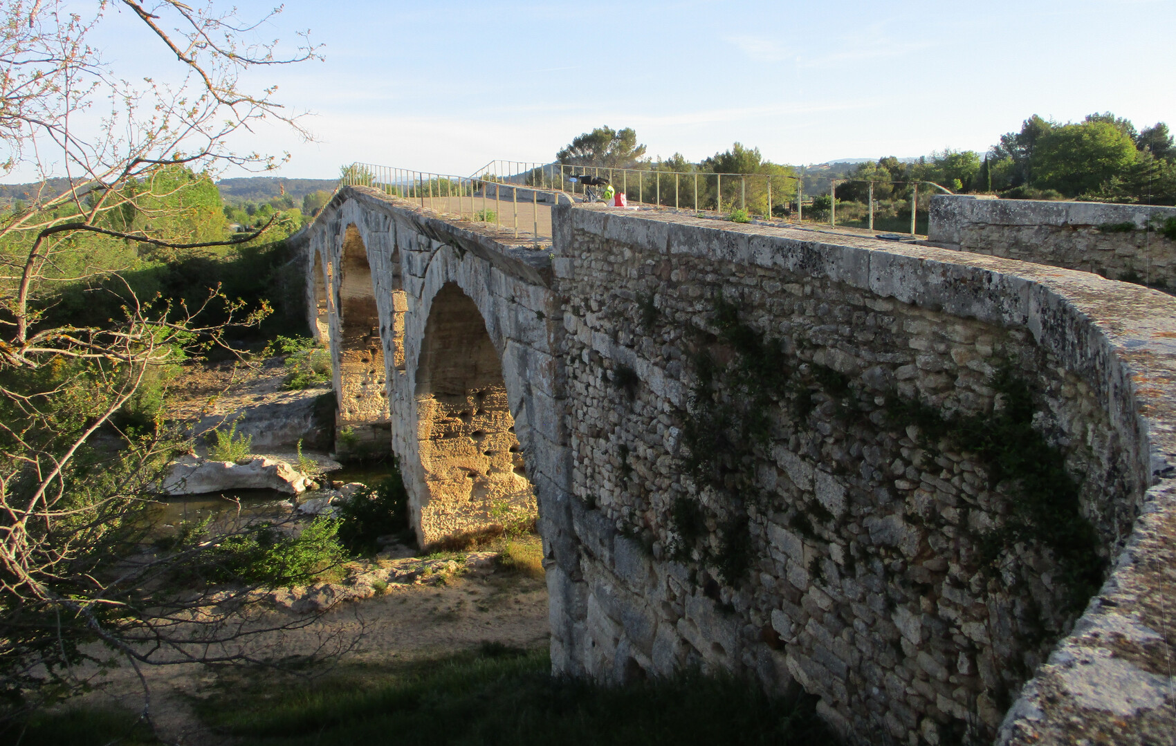 Petit déjeuner sur le pont Julien.