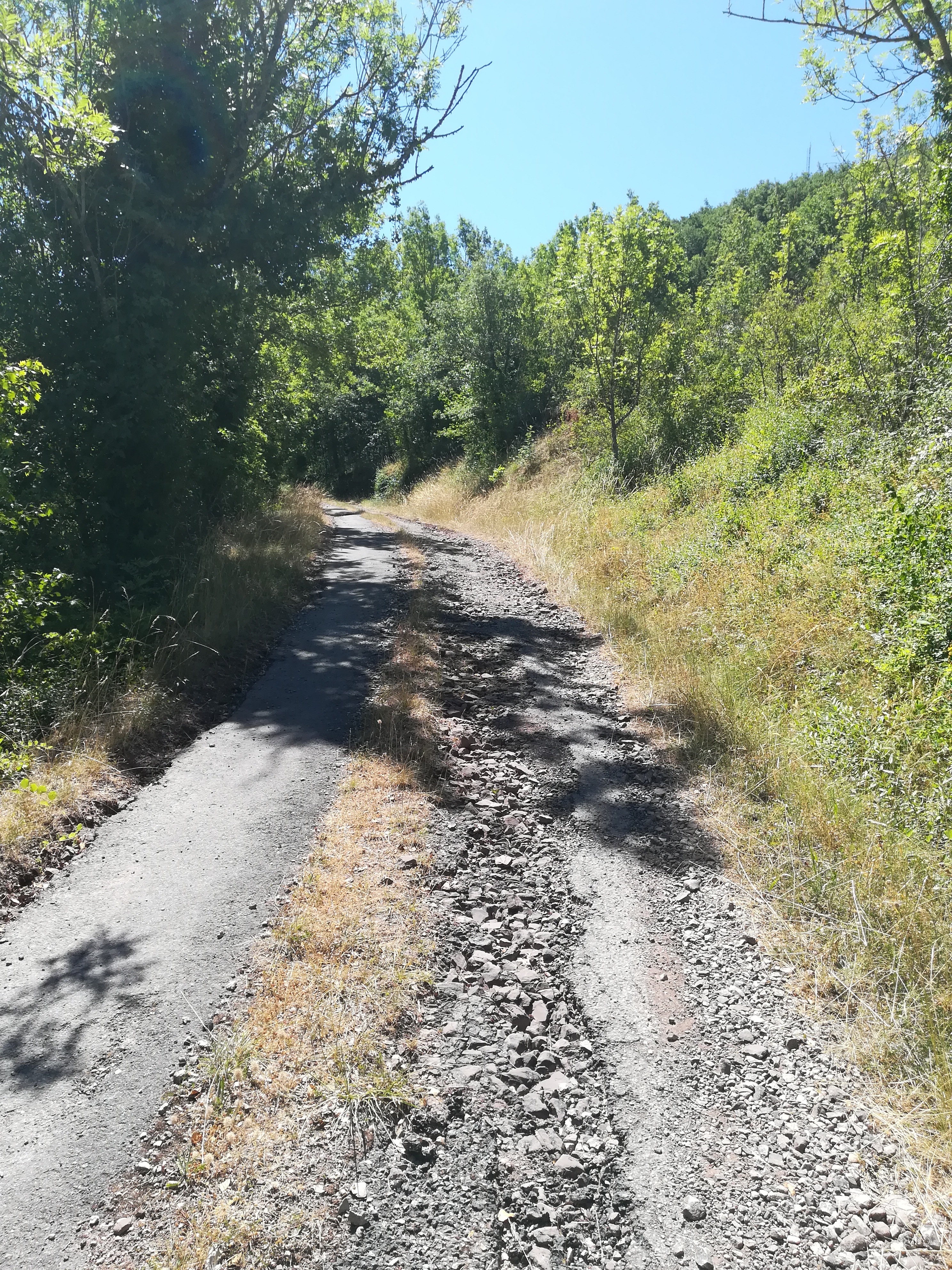 Une jolie petite route mais complètement défoncée