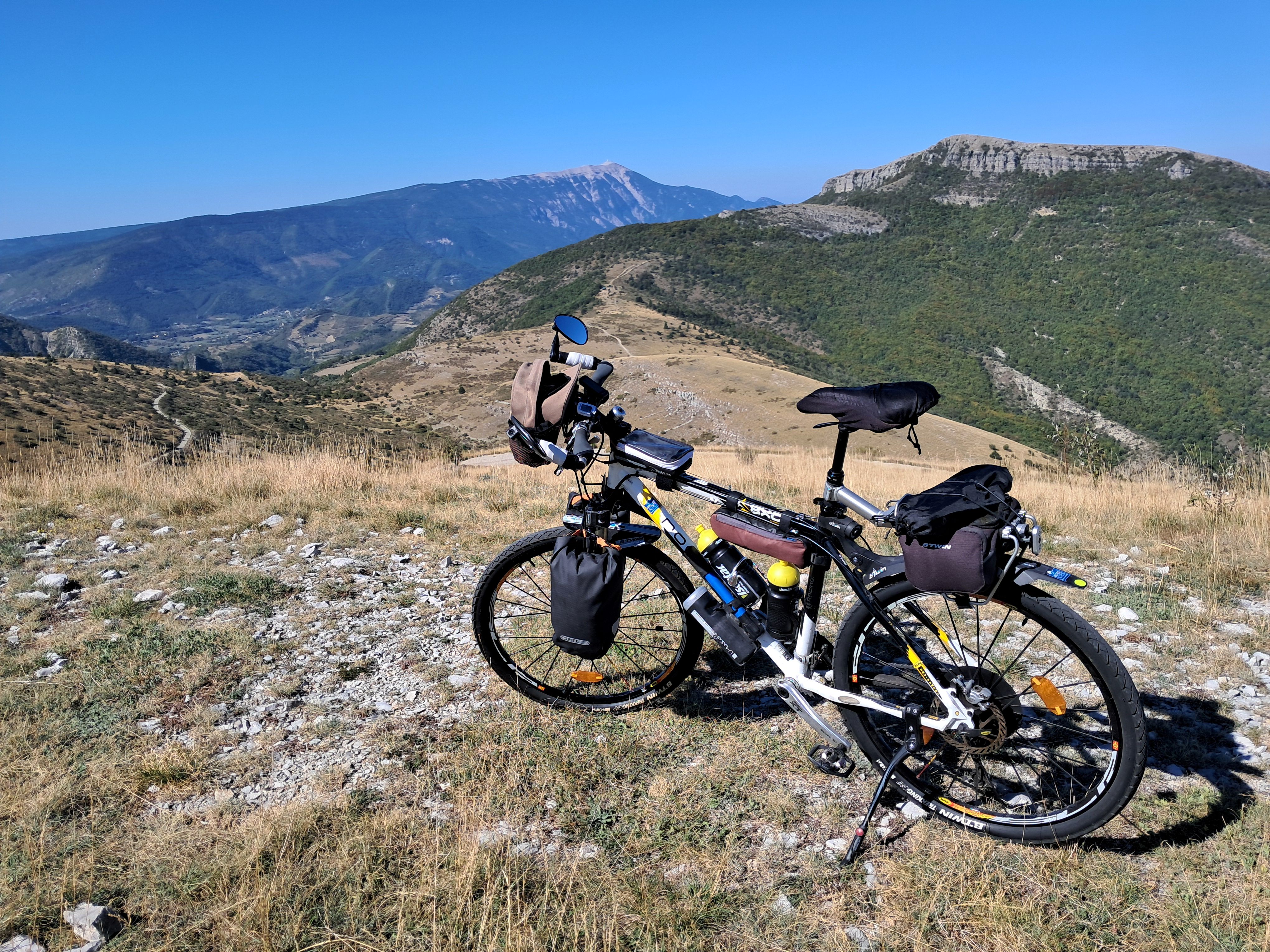 Au loin : Mont-Ventoux