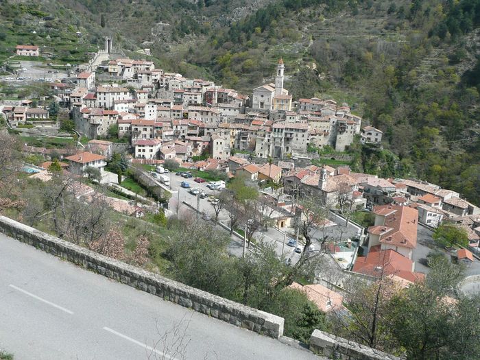 en redescendant par le charmant petit village de Lucéram