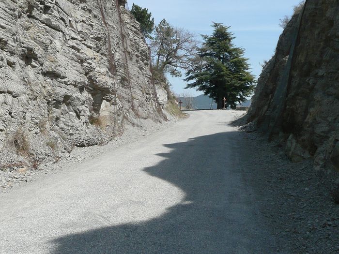 il n'est plus trés loin mais il faut basculer dans l'autre vallée pour le trouver (le col !)...