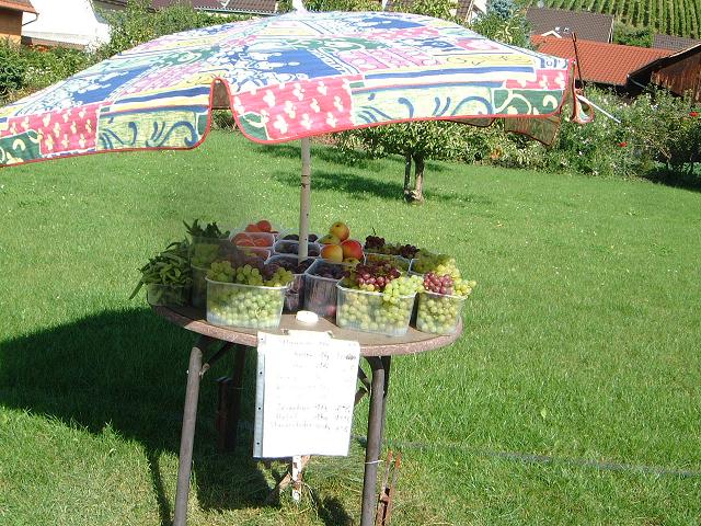 Partout le long de la route une petite caisse et des fruit et des légumes de saison, un p'tit coup de pompe et ça repart.