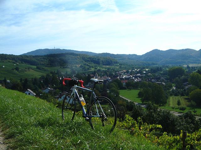 Petite vue sur une des vallée, en arrière plan la montagne avec la tour c'est le BLAUEN ce sera mon premier col fin d'année prochaine, du moins je l'espère.  Le Hochblauen fait en réel 11.6km de long en partant du pied à Niederweiler pour une pente moyenne de 8%