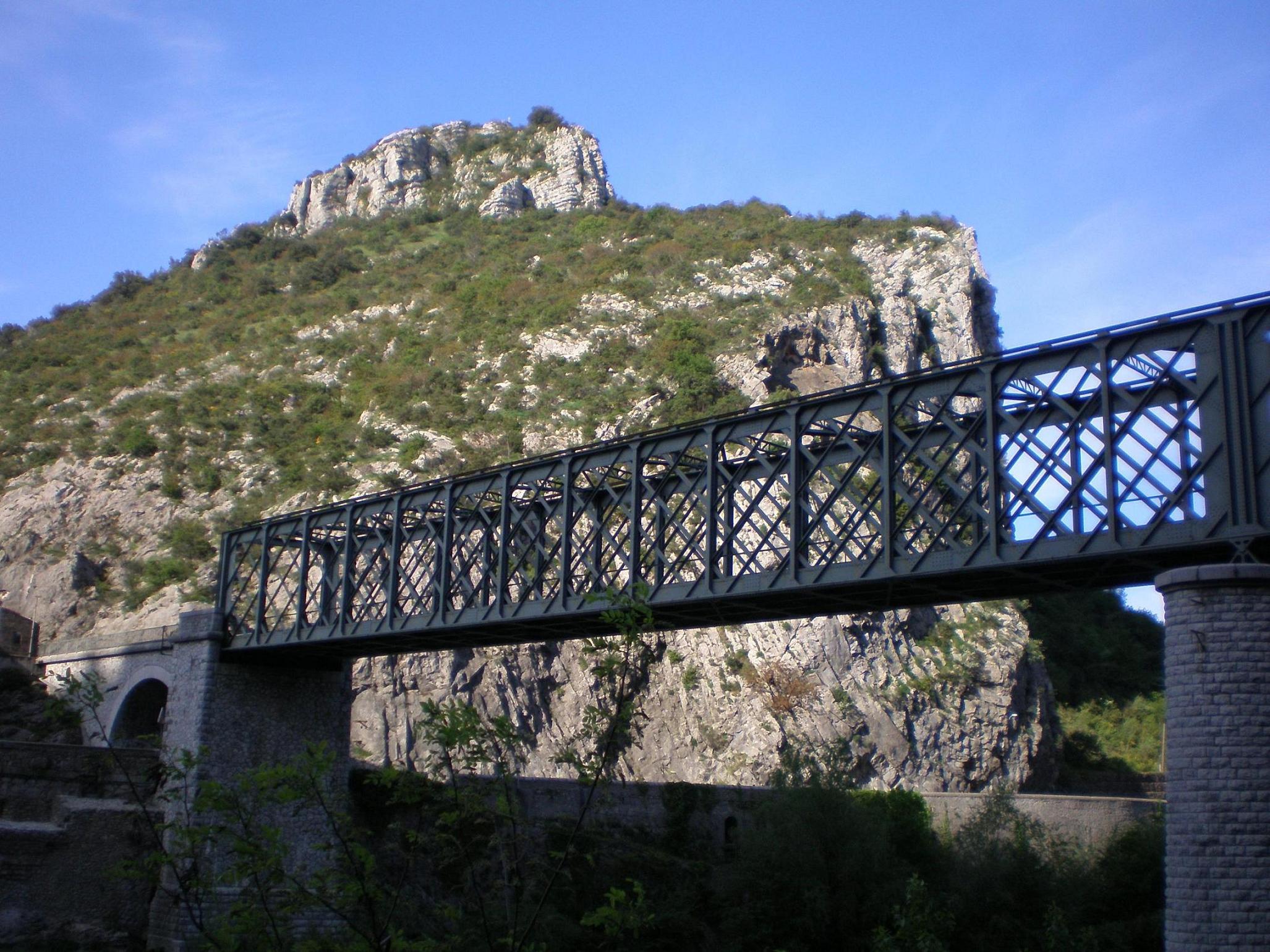 Pont menant à la Bambouseraie vers Générargues, Gardon à gauche