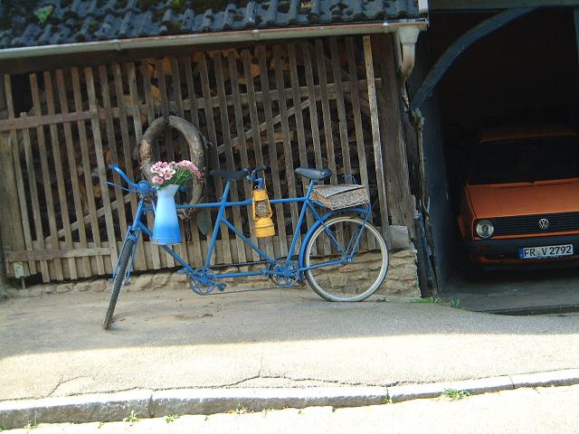 Un petit tandem le long de la route