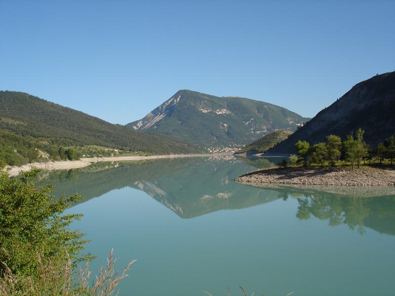 lac de Castillon et village de St André