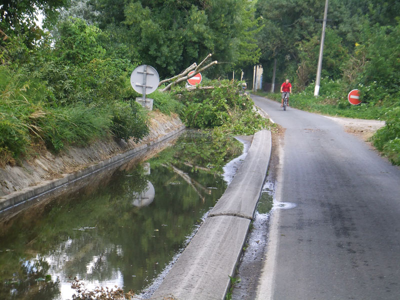 Piste cyclable avant Bordeaux impraticable