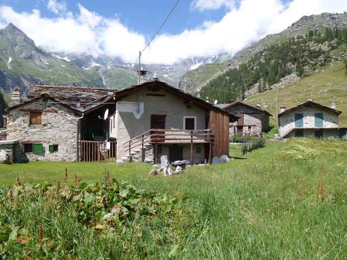 en arrivant au sommet du Pian Della Mussa, petit hameau abandonné sauf la traditionelle "Trattoria" !