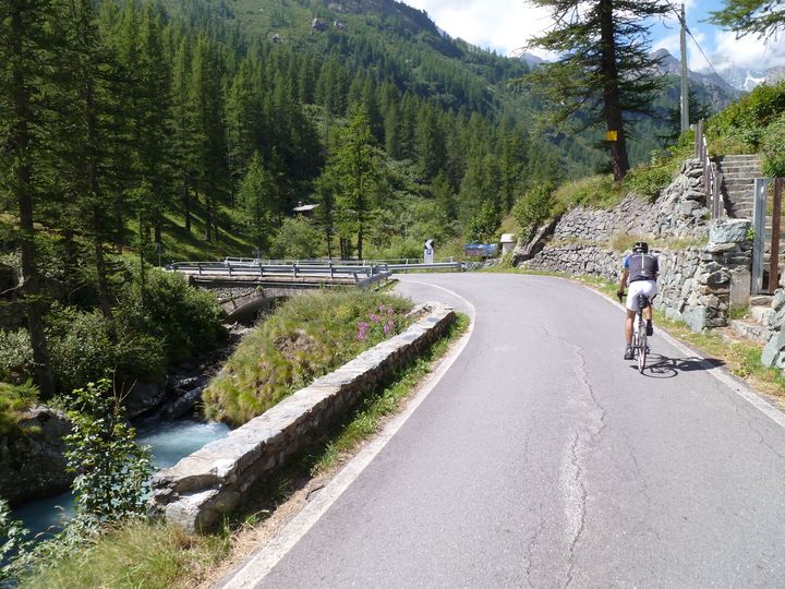 oufffff, voilà le sommet aprés quelques beaux lacets à plus de 11 %, çà fait du bien aux jambes !