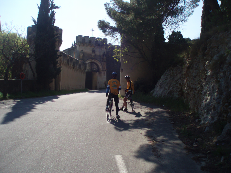 Seul au monde (lol),  3 ans déjà le temps passe vite!!!!!, pour les connaisseurs (Abbaye de FRigolet dans le Vaucluse)