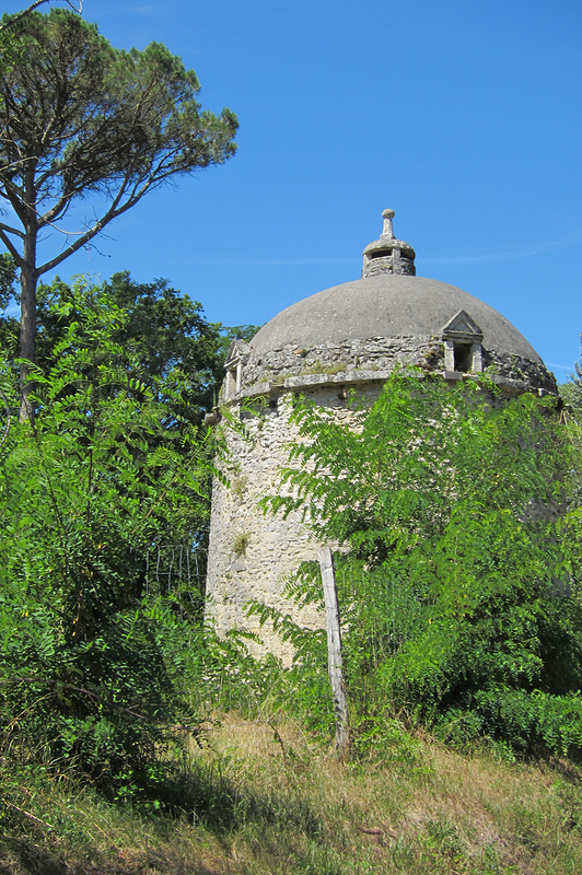 Un modèle de pigeonnier que l'on rencontre souvent dans le langonnais, ici prés du château de Cazeneuve, à Préchac