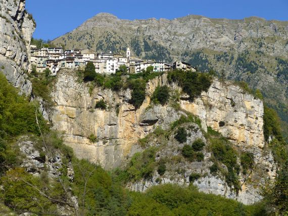 accroché à flanc de falaise, le petit hameau de ... chuuuuuuut !